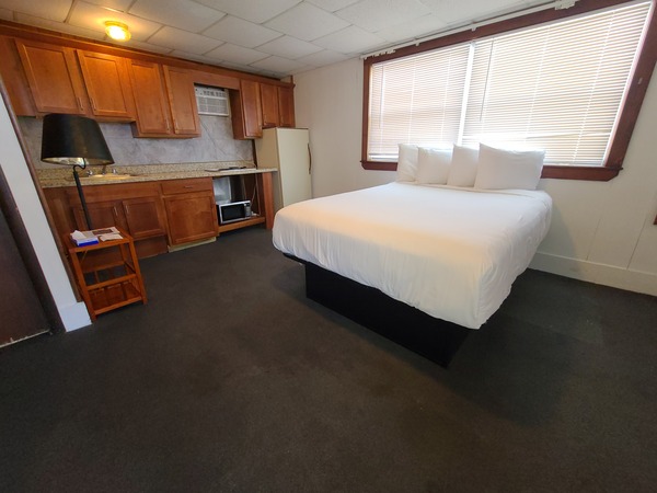 Standard Single Queen Photo 1