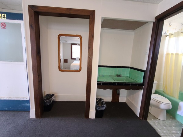 Standard Single Queen Photo 2