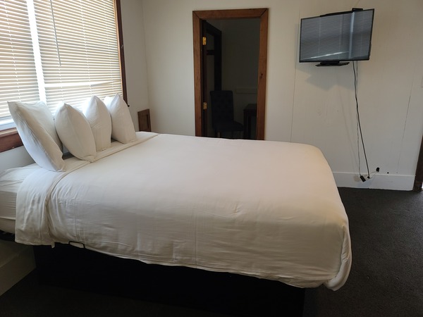 Standard Single Queen Photo 3