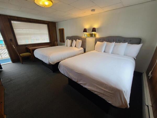 Standard Two Queens Photo 6