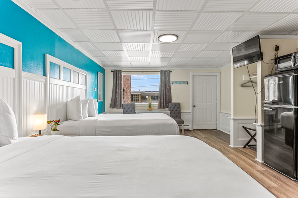 Superior Two Queen Kitchenette Photo 3