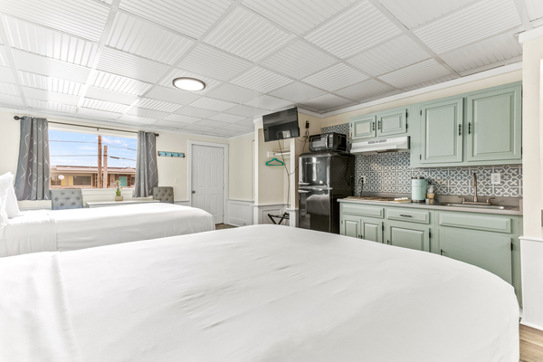 Superior Two Queen Kitchenette Photo 4