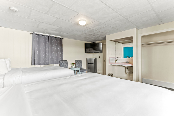 Standard Two Queens Photo 4