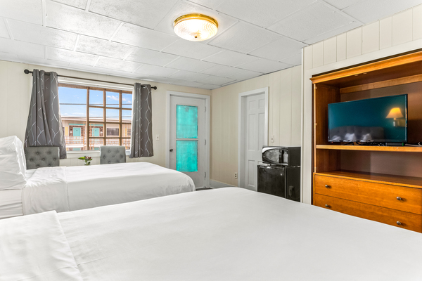 Standard Two Queens Photo 3